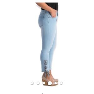 Madison Jules Jeans with cute details